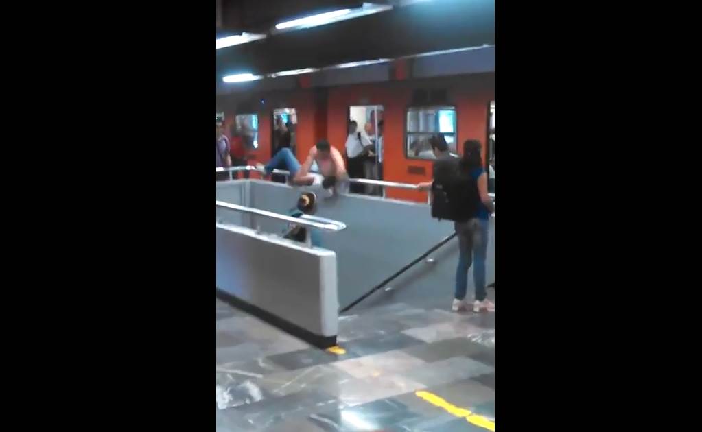 A cinturonazos, pelean en andén del Metro