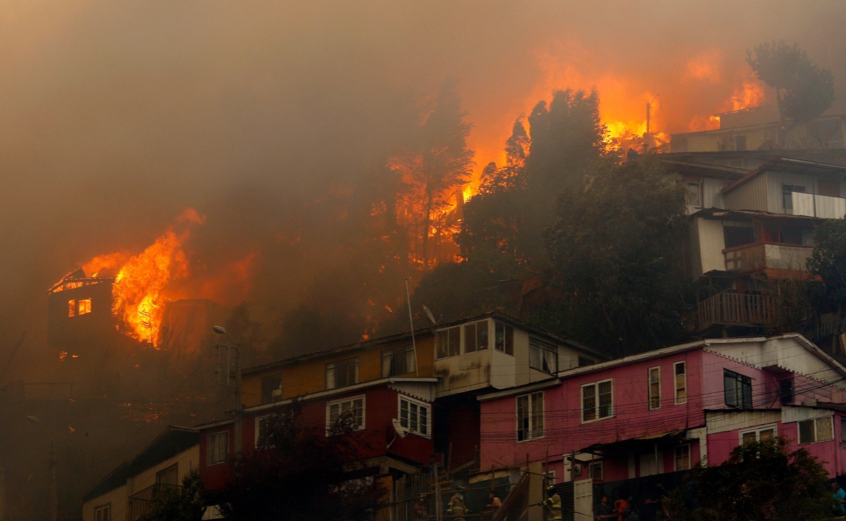 Incendio forestal en Valparaíso, Chile, deja al menos 50 viviendas dañadas