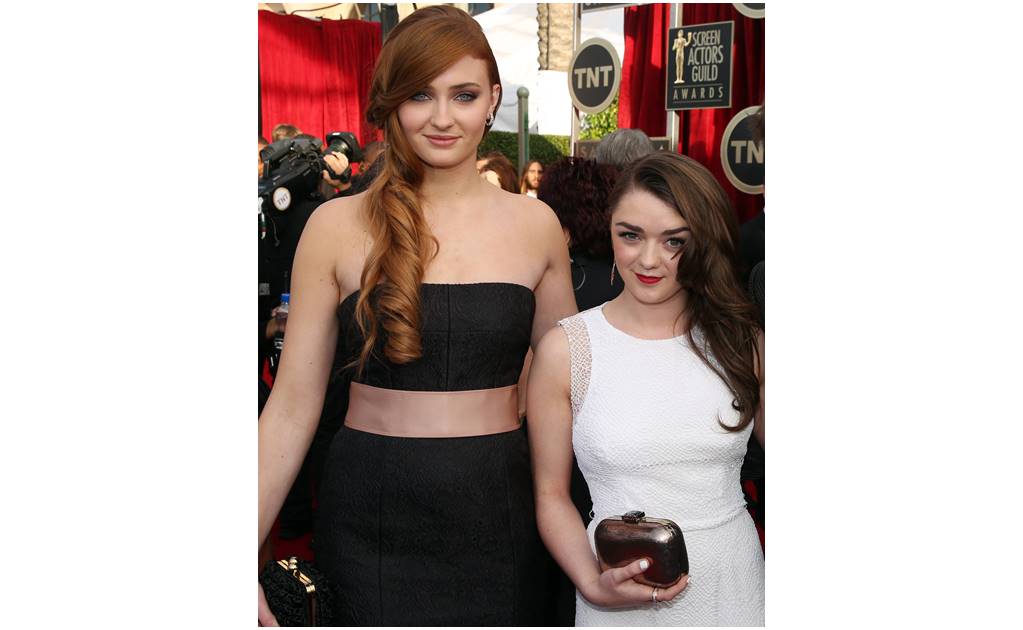 ​Sophie Turner y Maisie Williams fumaban marihuana durante rodaje de "GOT" 