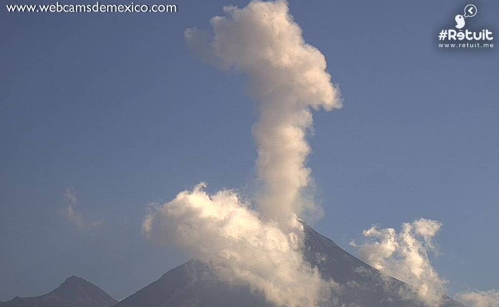 Volcán de Colima emite columna de vapor de agua de 2km