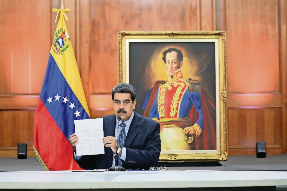 Aislado, Maduro jura nuevo mandato 