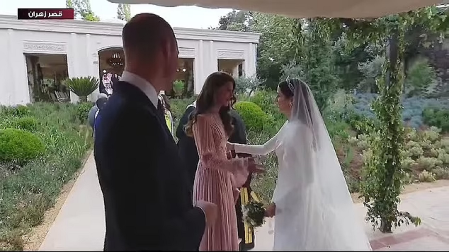 VIDEO Captan desagradable gesto del príncipe William a Kate Middleton durante boda en Jordania