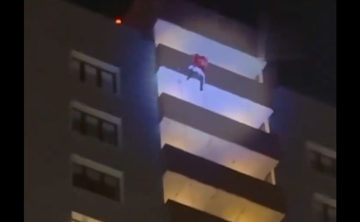 VIDEO: Santa cae al vacío desde un piso 24, en Rusia