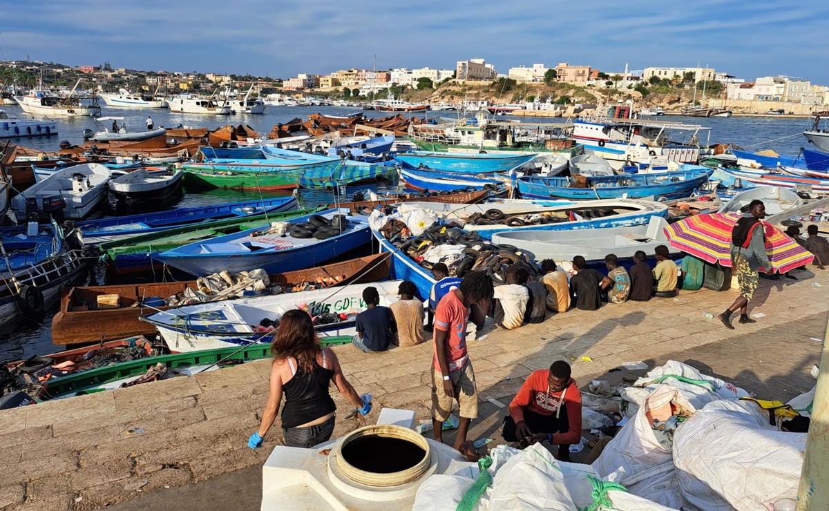 Llegada de 6 mil migrantes a Lampedusa desata caos en la isla 