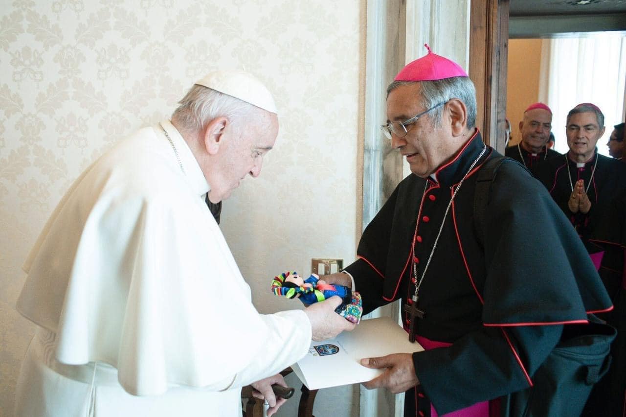 Video. Papa Francisco recibe muñeca Lele; fue un regalo del Obispo de Querétaro