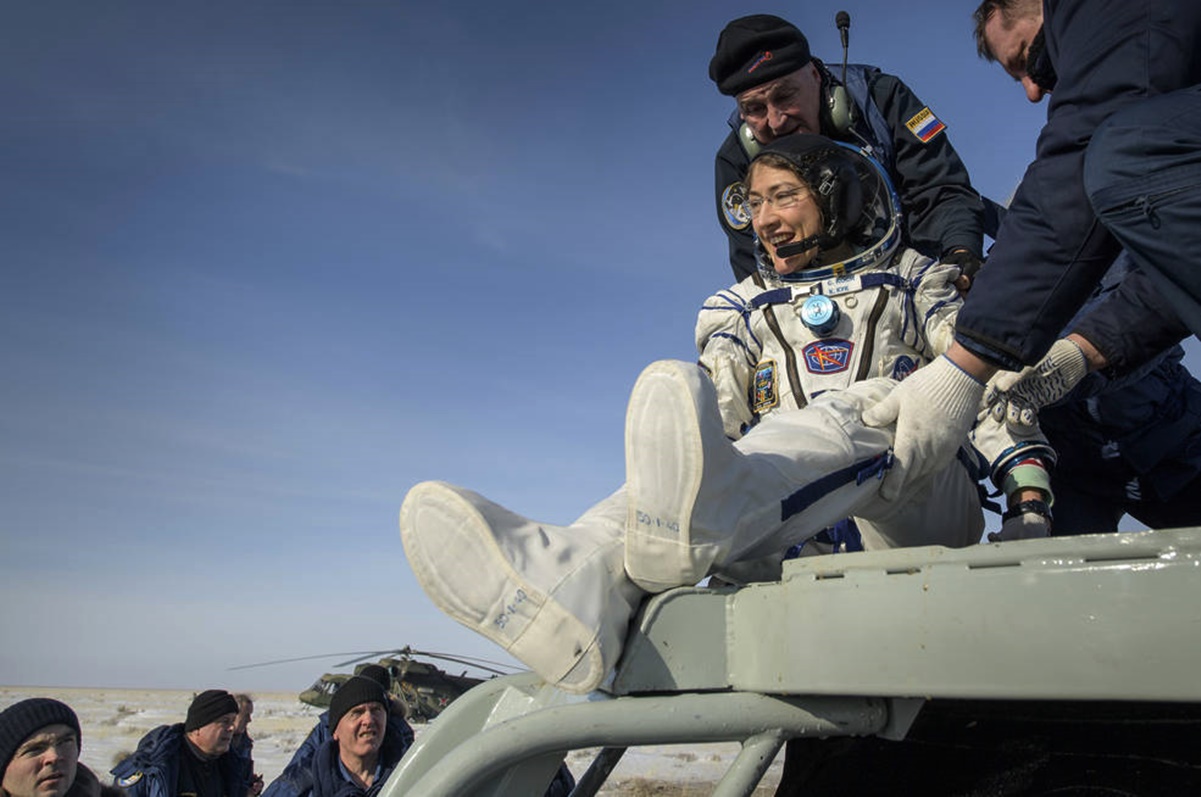 Tras 328 días en el espacio, la astronauta Christina Koch bate récord 