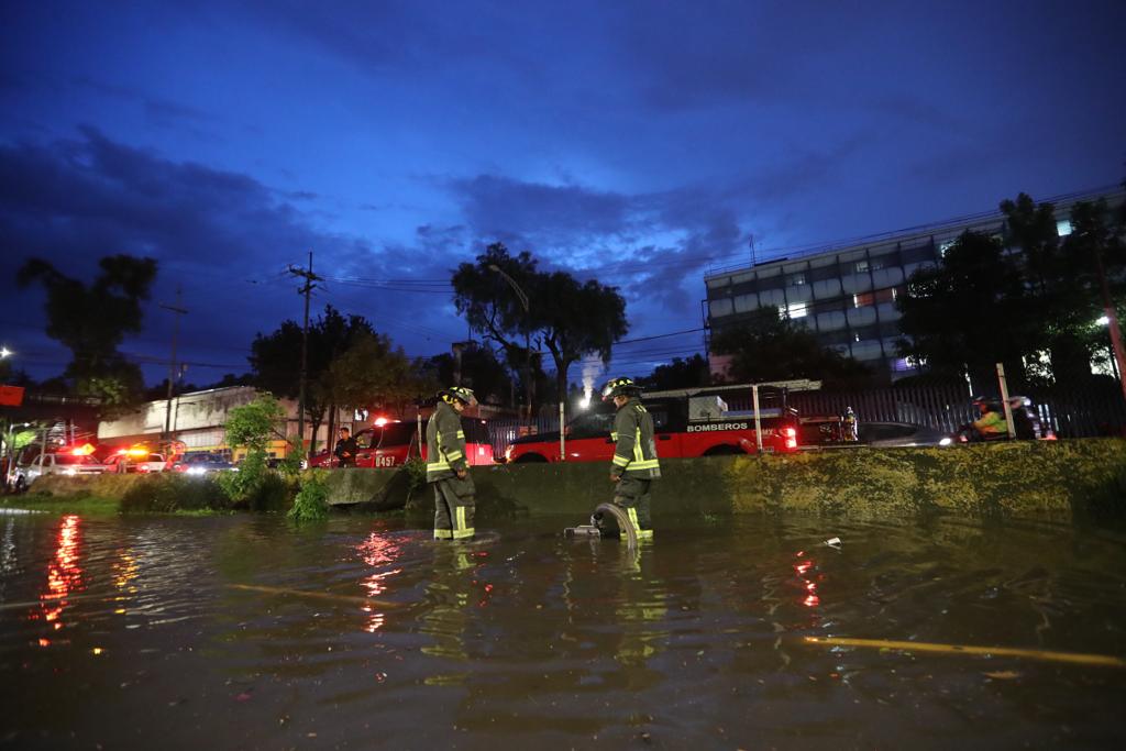 Inundaciones y encharcamientos colapsan vías en Iztapalapa y Tlalpan  
