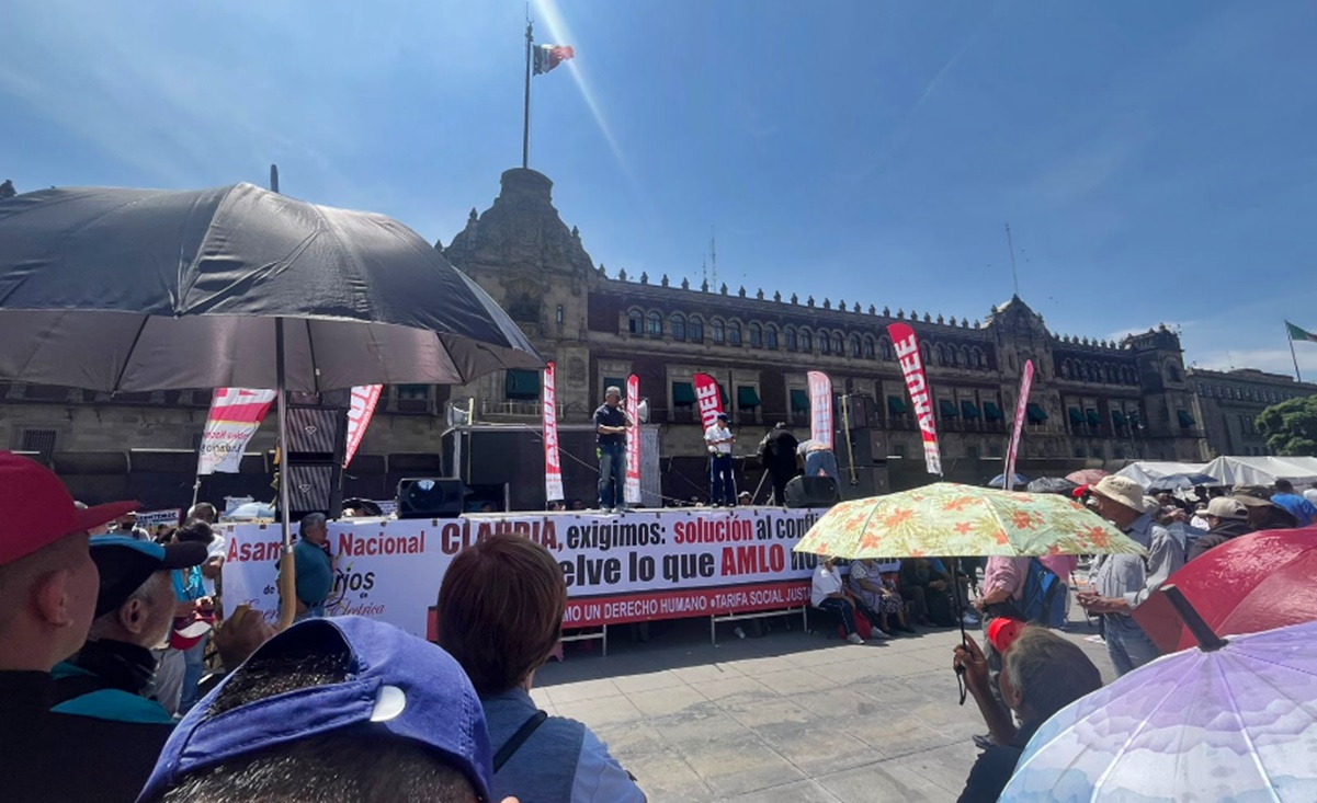 Inicia mitin de la CNTE en el Zócalo capitalino; mientras, se realiza mesa de trabajo con AMLO