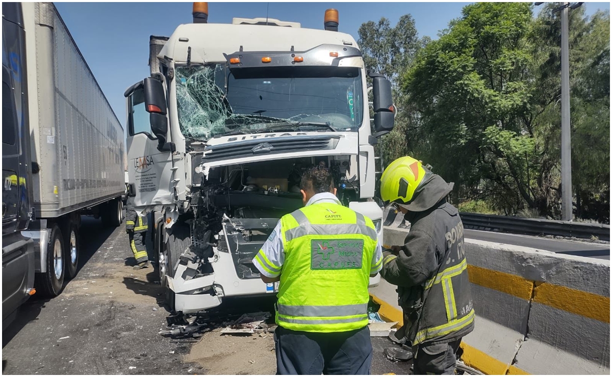 Choque entre camión y dos vehículos provoca intensa carga vehicular en carretera México-Querétaro y autopista Chamapa-Lechería