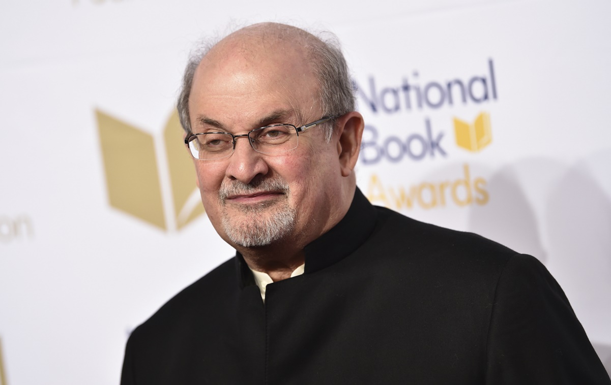 Salman Rushdie pierde la vista de un ojo y la movilidad de una mano, tras ataque 