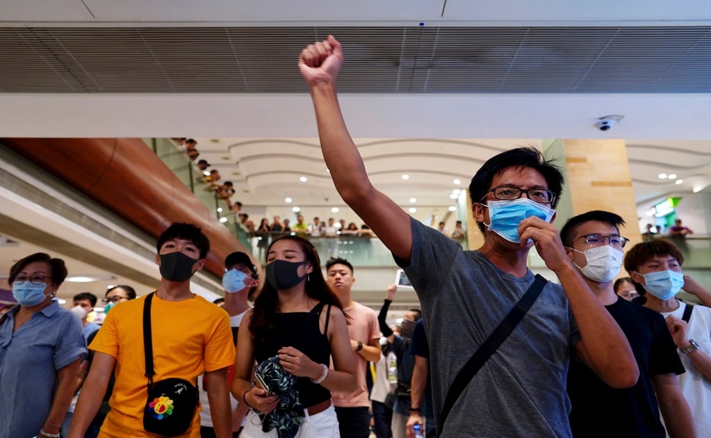 Manifestantes protestan en centros comerciales de Hong Kong al no poder ir al aeropuerto