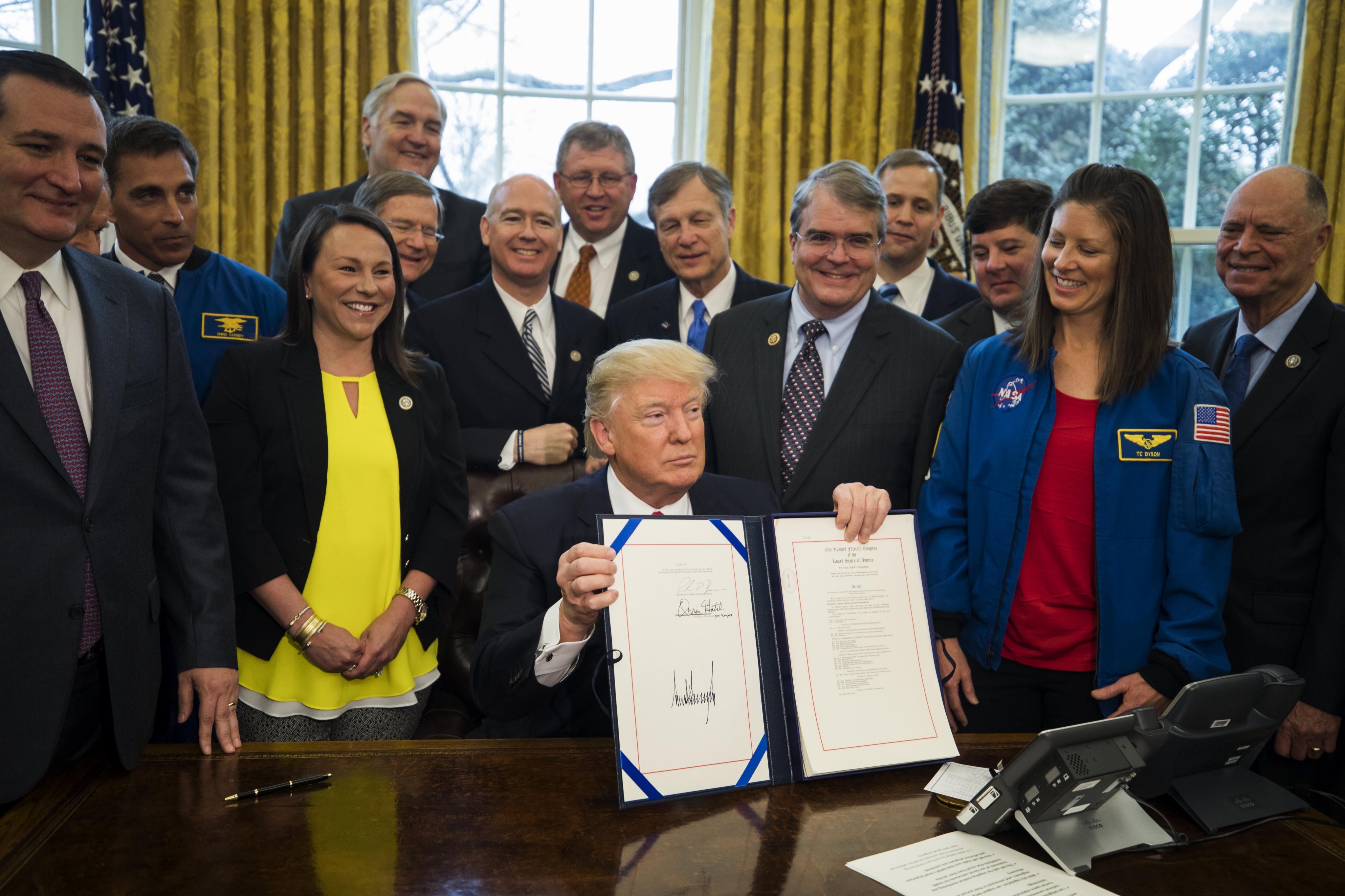 Trump firma ley de fondos para NASA, que fija enviar humanos a Marte en 2030