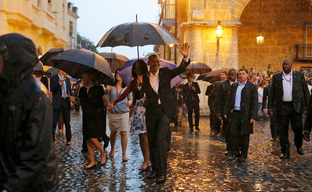 Obama y su familia pasean bajo la lluvia por La Habana
