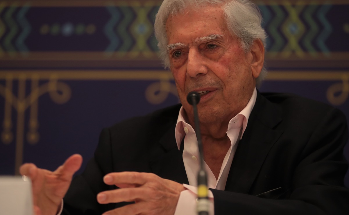 Vargas Llosa destaca a Dina Boluarte, la primera presidenta en Perú, tras un fallido golpe de estado 
