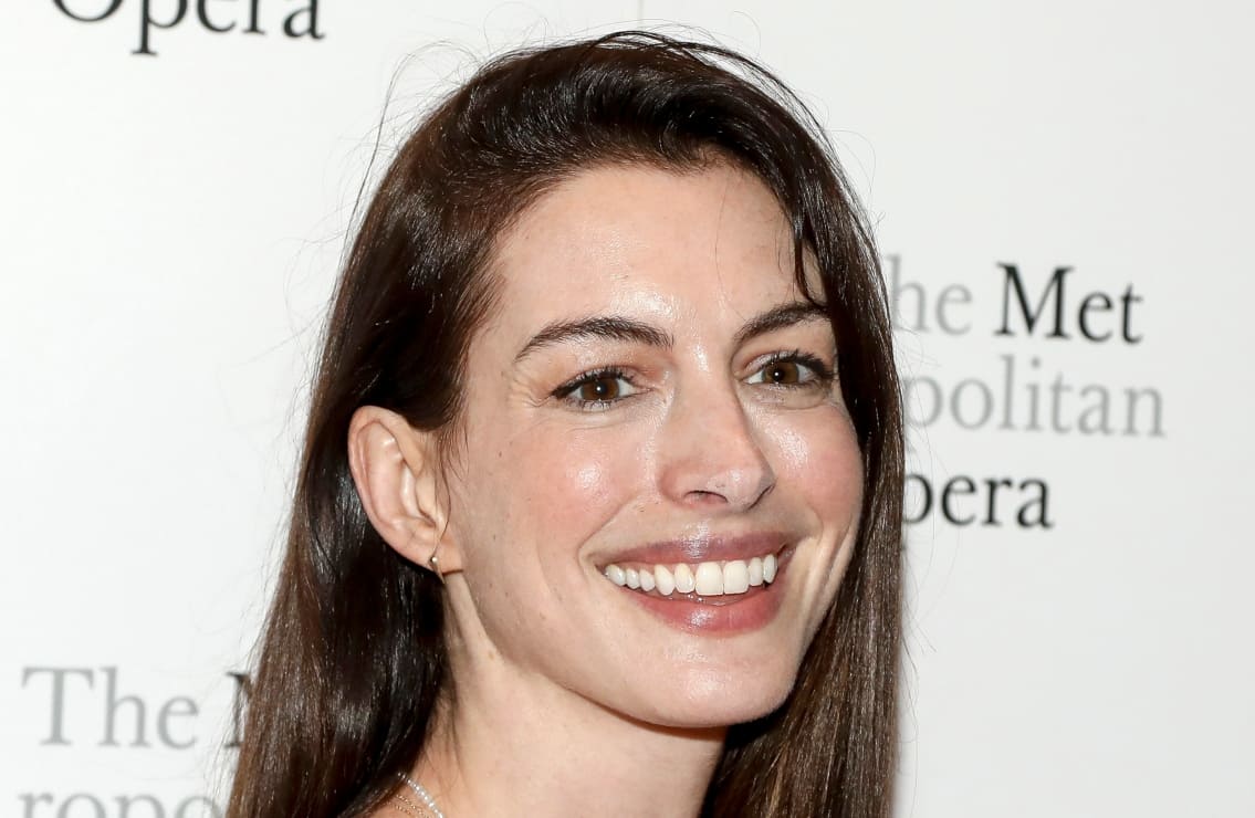 Anne Hathaway irradia belleza natural sin una gota de maquillaje