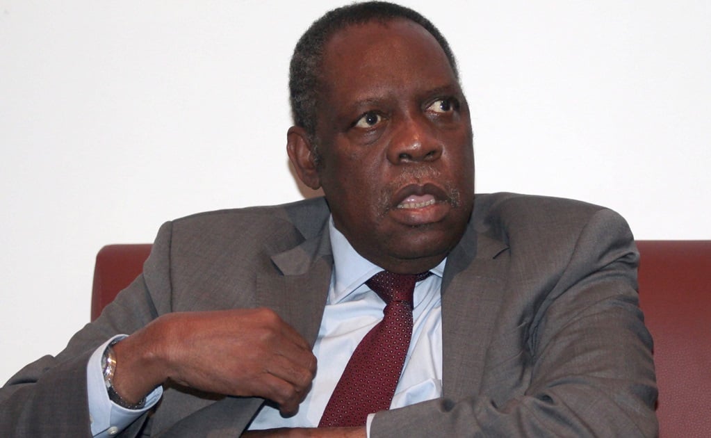 Issa Hayatou presidirá la FIFA durante la suspensión de Blatter