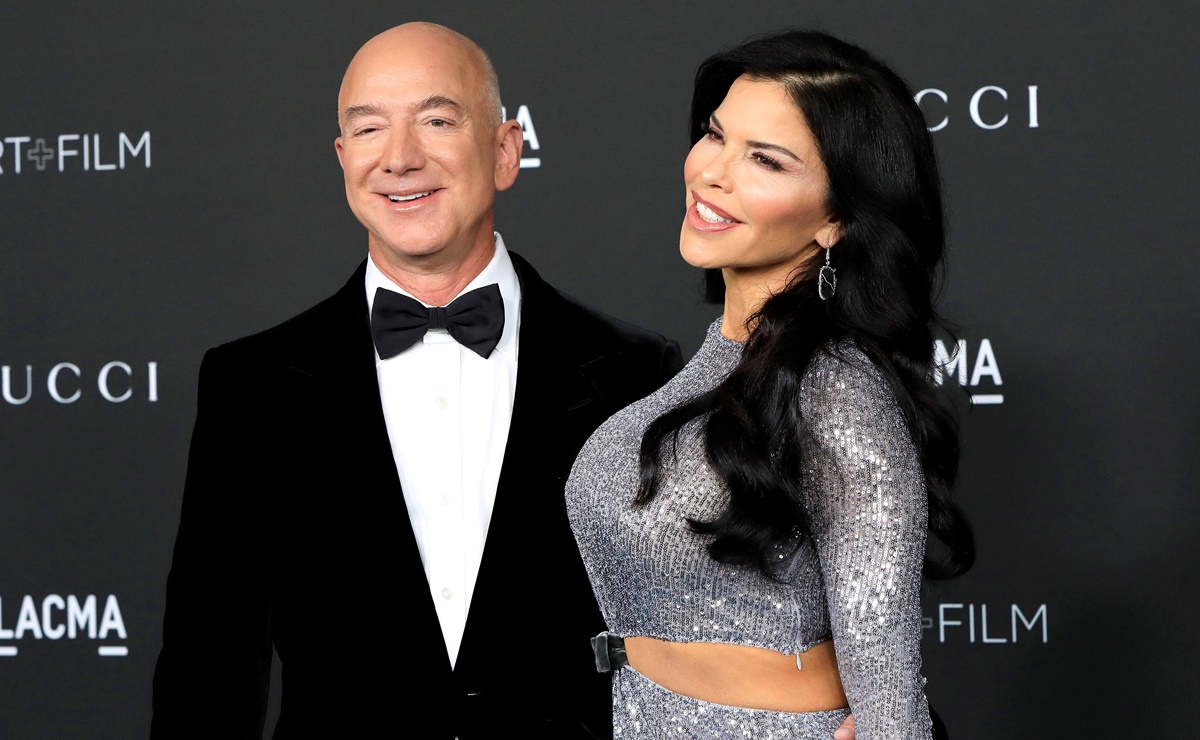 Novia de Jeff Bezos luce cintura diminuta con top nude de Kim Kardashian