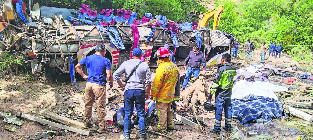 Se desbarranca autobús; deja 29 muertos y 19 heridos