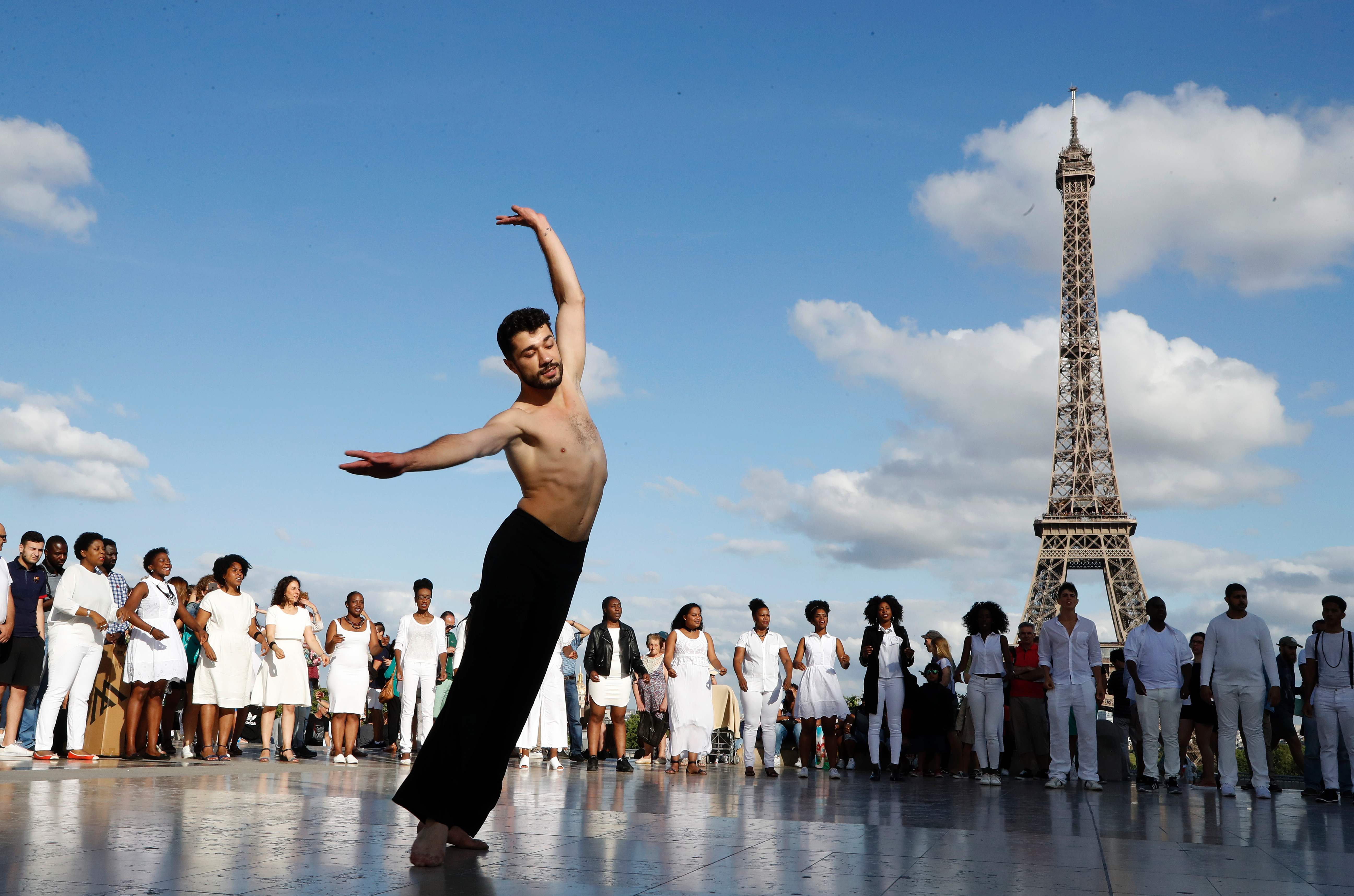 El "Billy Elliot sirio" lanza un mensaje de paz desde la torre Eiffel