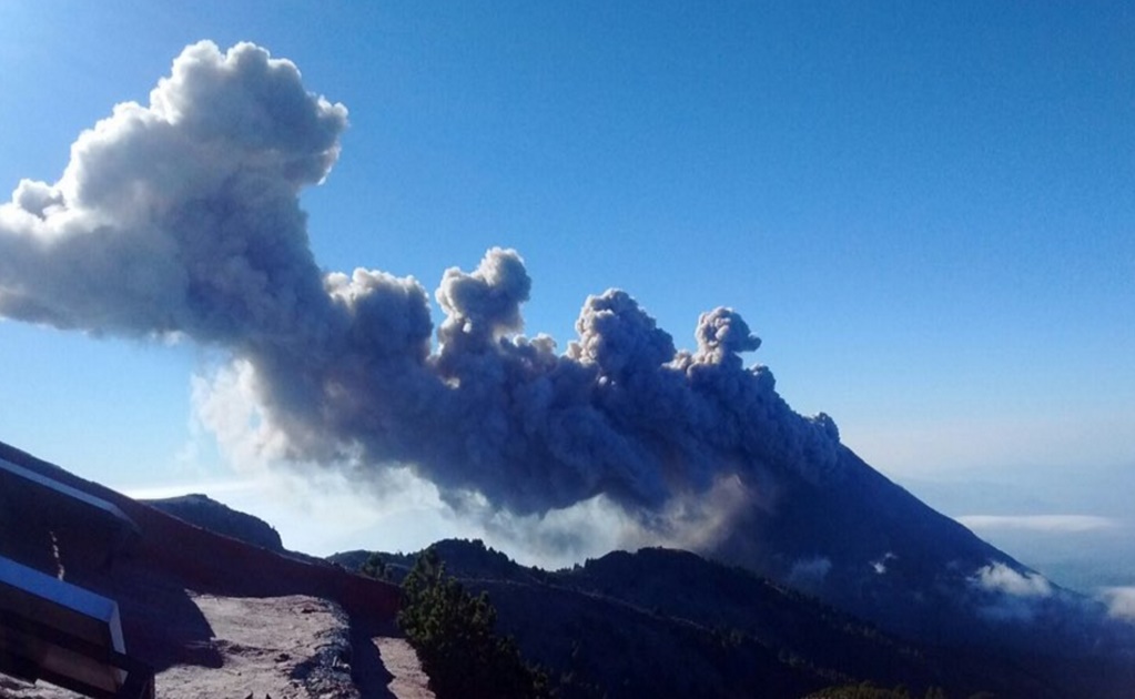 Volcán de Fuego emite exhalación de 1.2 kilómetros