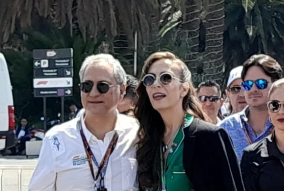 Sasha Sokol y su novio Alejandro Soberón en el Gran Premio de México 2023