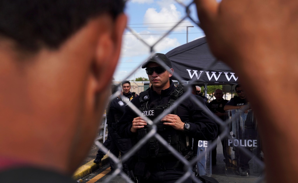 Migrants close U.S.-Mexico border bridge in protest