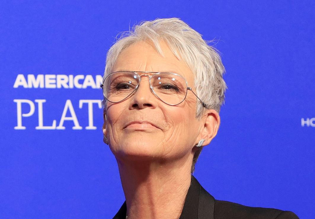 Jamie Lee Curtis, de 64 años, deslumbra con impresionante vestido de transparencias