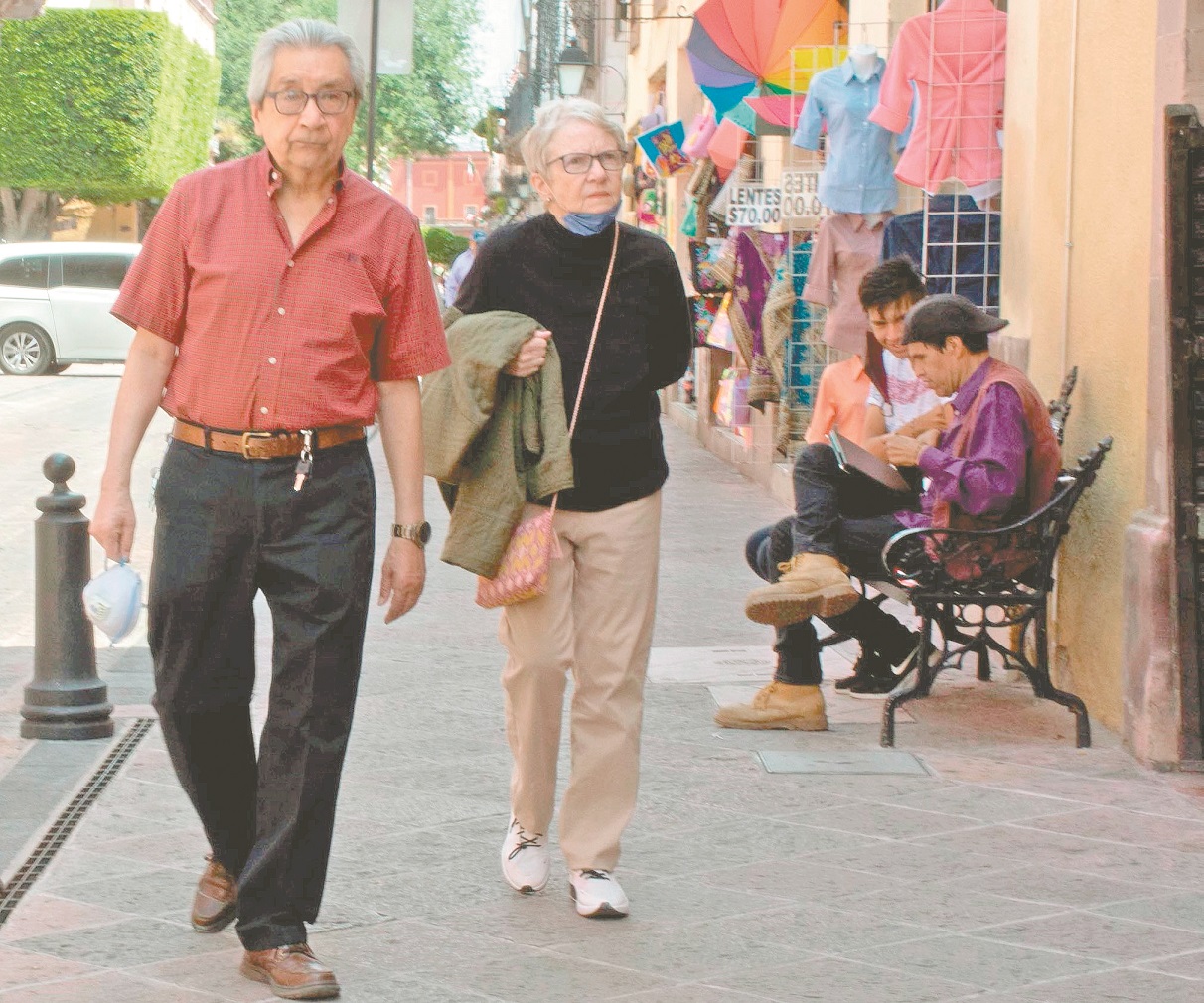 "Es que no puedo chiflar", queretanos ignoran portar cubrebocas