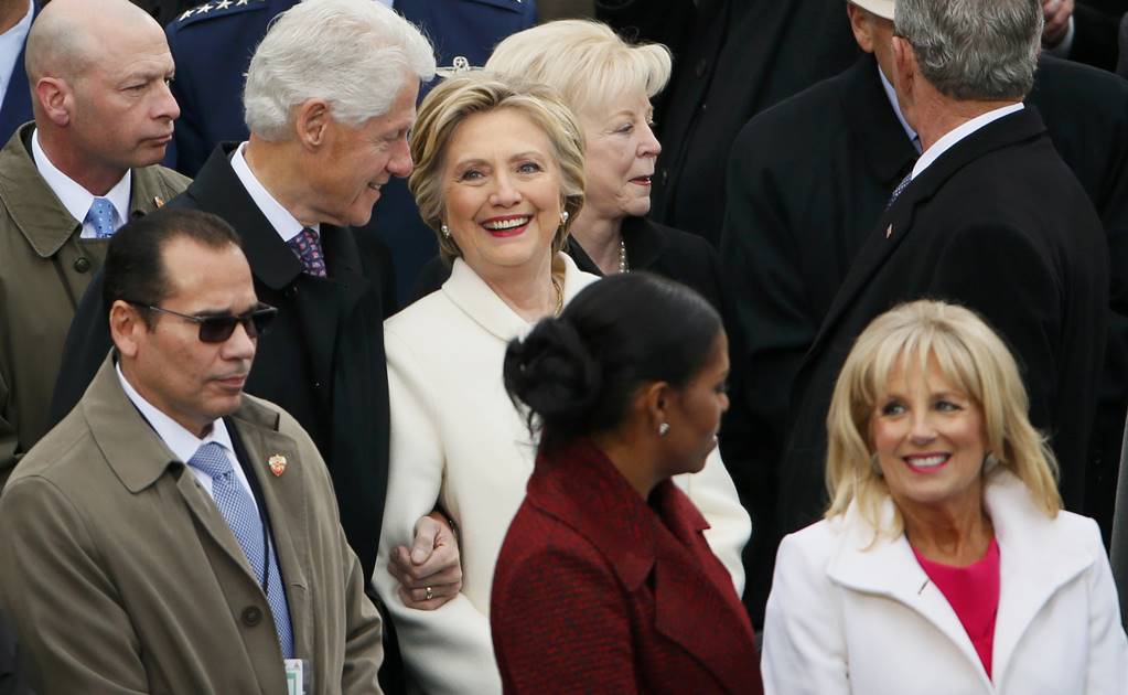 "Cacha" Hillary a Bill Clinton mirando a Melania Trump