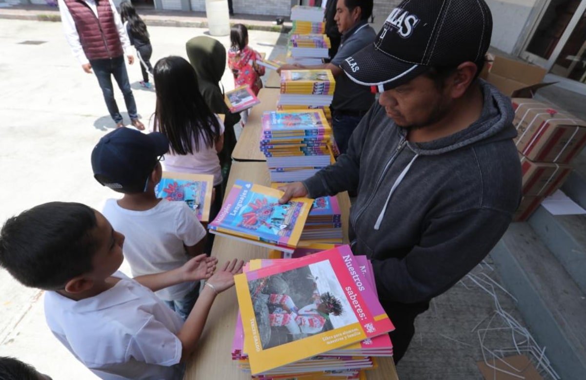 Entrega de libros en Edomex "viola" amparo, dice Frente Nacional por la Familia 