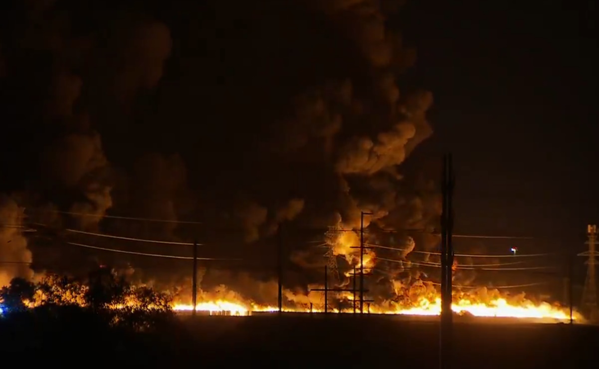 Presunta falla eléctrica causa incendio en fábrica de plástico en Texas