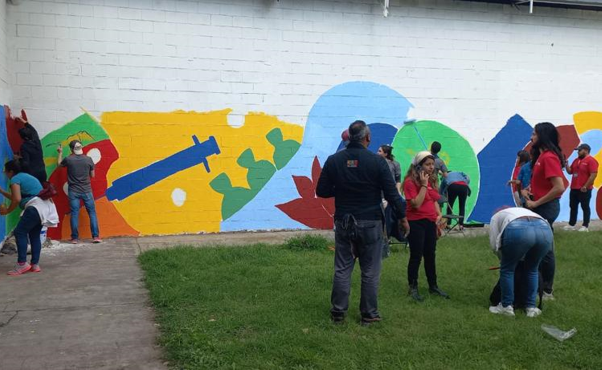 Artista reconocido en EU pinta mural en Azcapotzalco para promover las vacunas