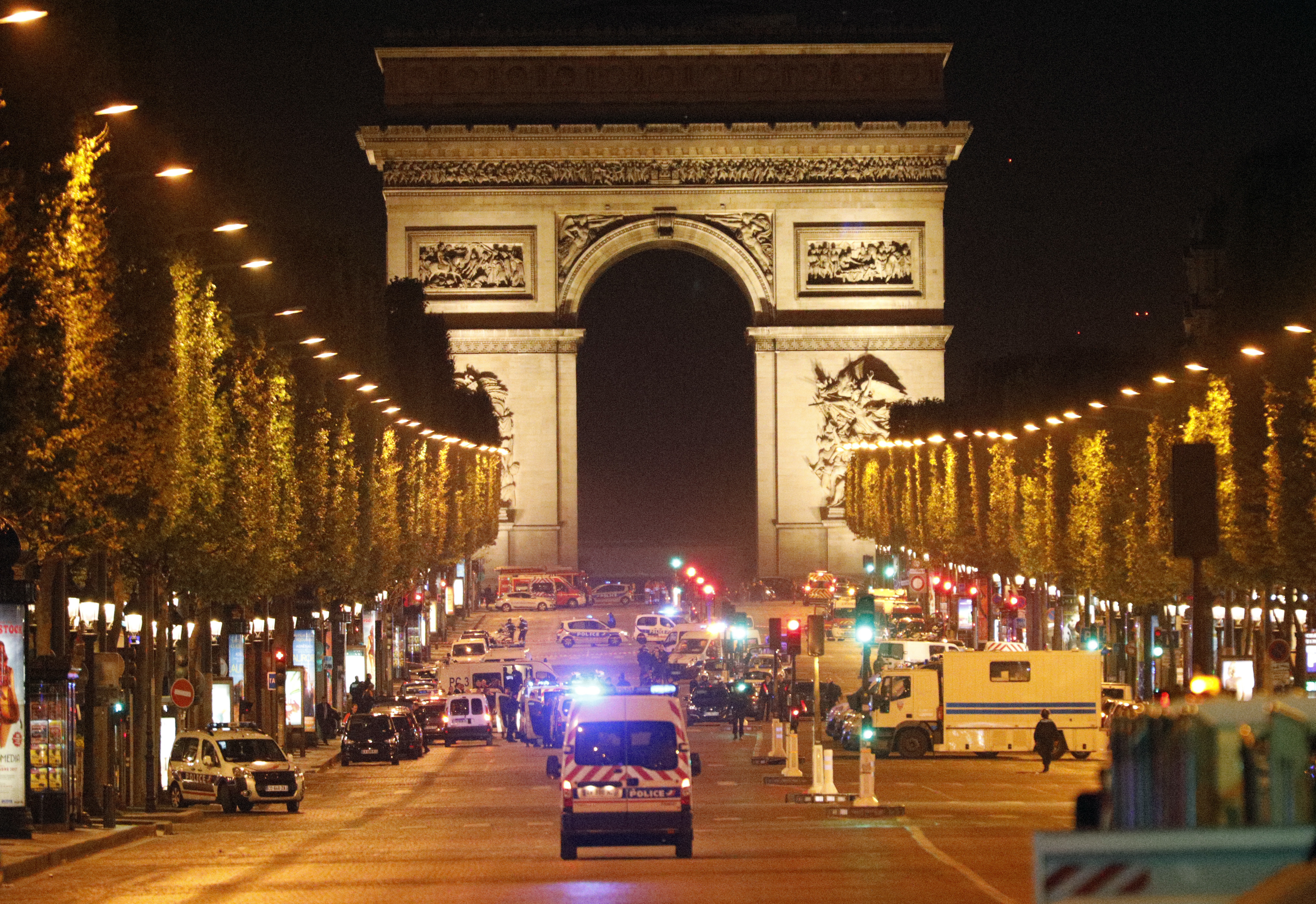 Policía de París identifica al autor del tiroteo en los Campos Elíseos