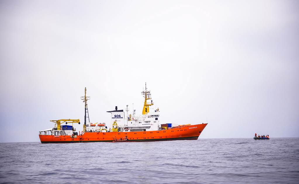España acepta acoger barco con 629 migrantes varado en el Mediterráneo