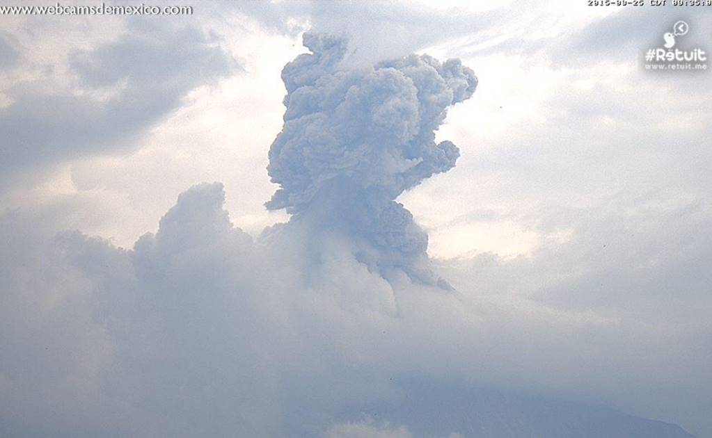 Volcán de Colima lanza fumarola de 2.2 km con ceniza
