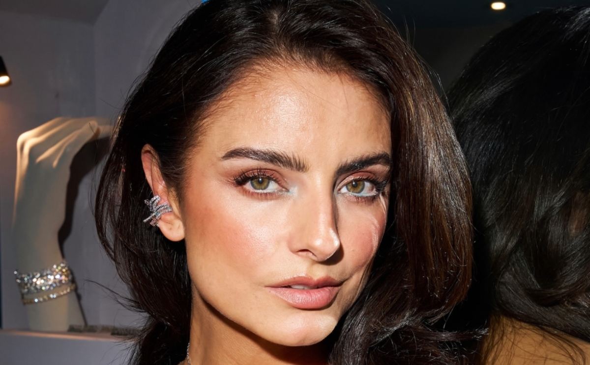 Aislinn Derbez impacta con look rojo fragmentado junto a Mauricio Ochmann