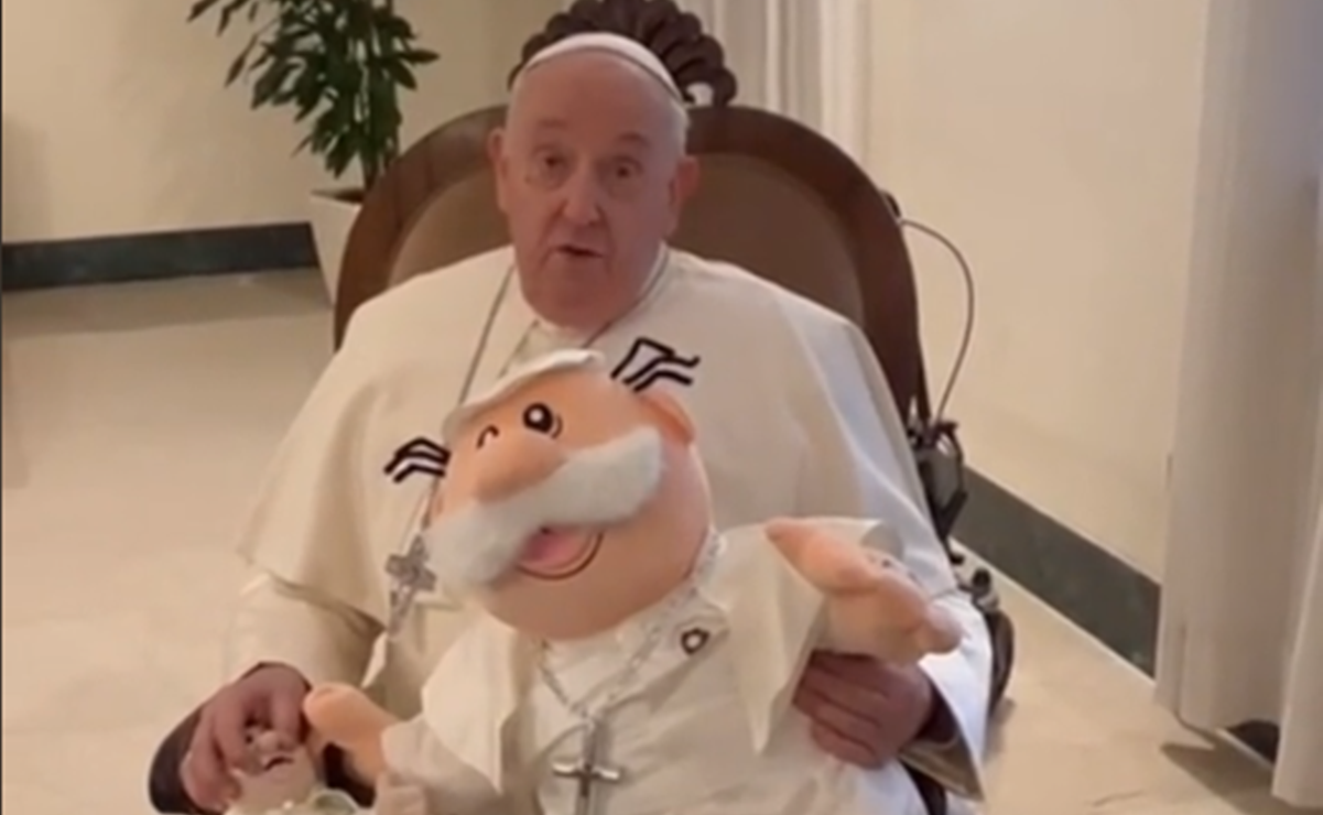 ¡Hasta el Papa tiene su Dr. Simi! Manda mensaje a empresa que elabora estos peluches: VIDEO