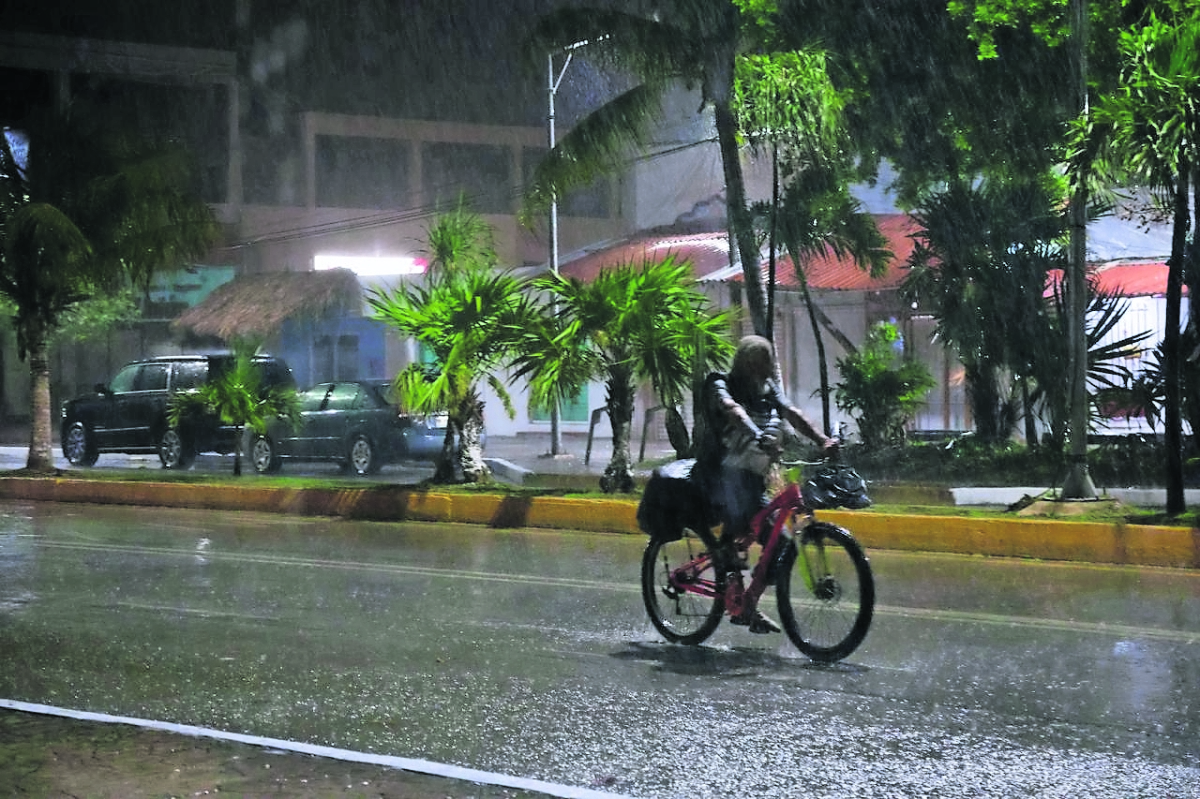 Huracán Beryl se debilita a categoría 1 sobre México, pero mantiene peligrosidad
