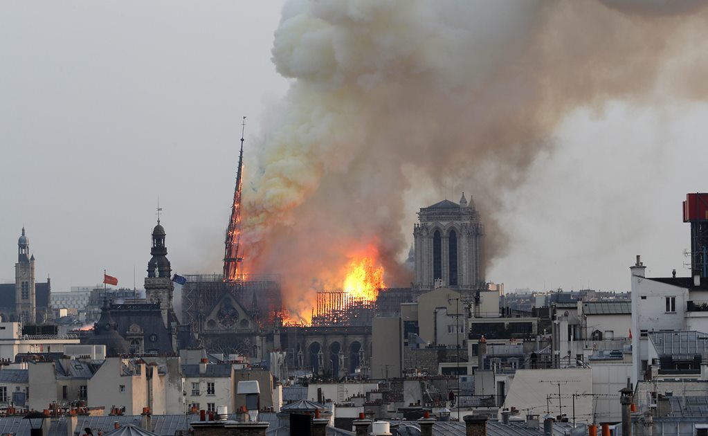 Captan inicio del incendio en la catedral de Notre Dame de París 