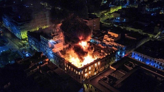 Jornada de la "toma de Lima" termina con enfrentamientos e incendio de edificio; hay un muerto y 16 heridos