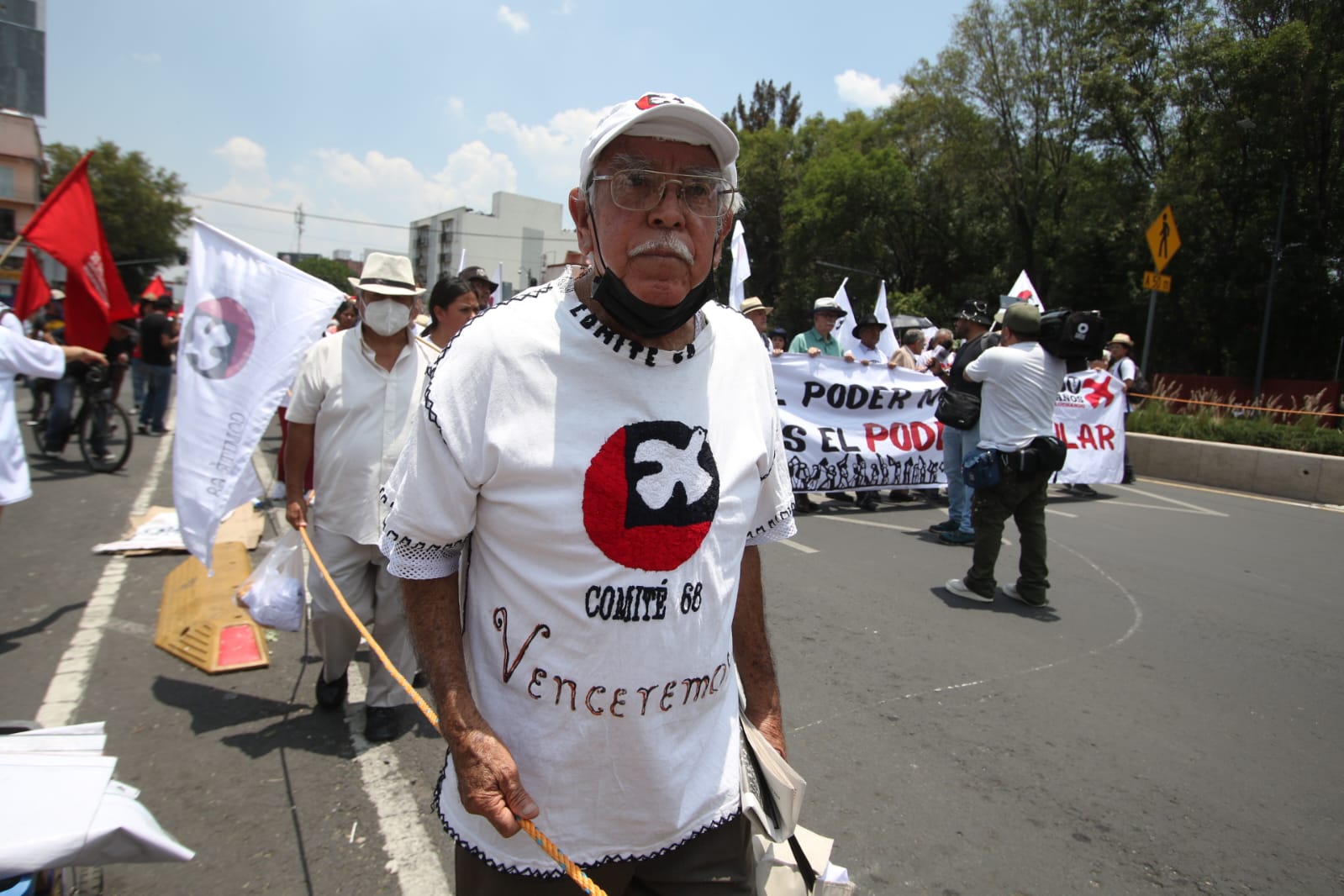Sobrevivientes y familiares de víctimas de la Matanza del Jueves de Corpus marchan al Zócalo; exigen reabrir el caso y detener militarización