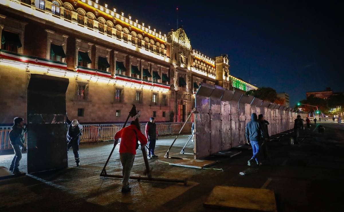 Blindan Palacio Nacional con vallas metálicas, previo a marcha por los 43 normalistas de Ayotzinapa