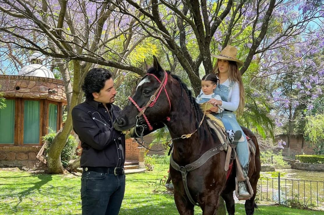 Alex Fernández derrite Instagram con fotos de baby Nirvana montando a caballo