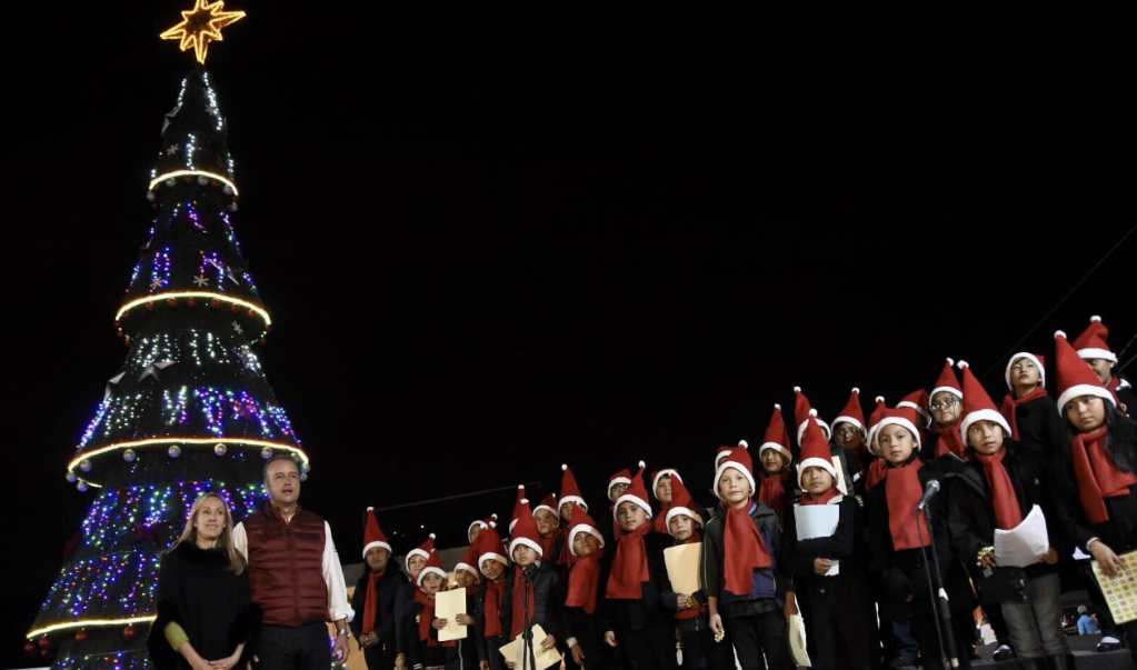 Encienden arbolito de Navidad en El Marqués