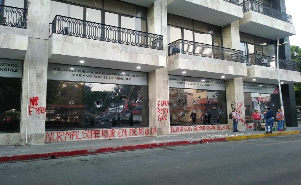 Presuntos normalistas vandalizan edificio del Congreso en Chiapas