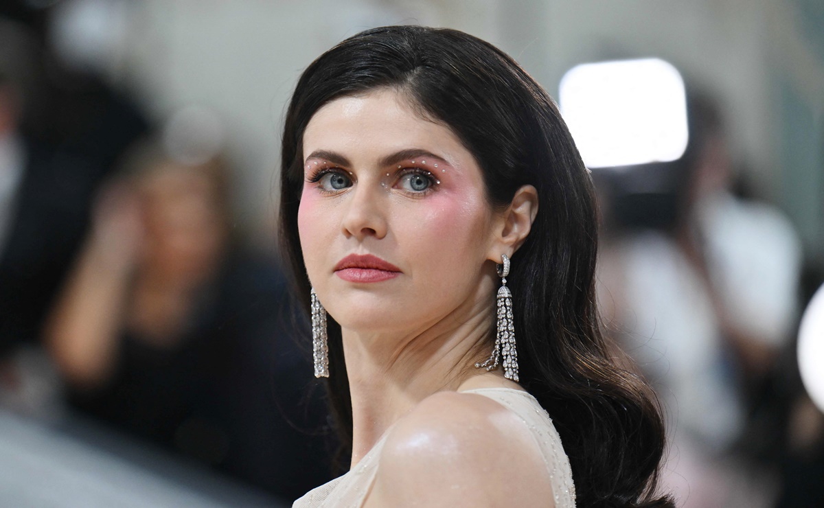 Alexandra Daddario modela tendencia traslúcida con lujoso vestido braless de Dior en el MET Gala