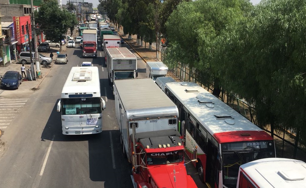 Protesta de transportistas colapsa carreteras; se dirigen a Segob