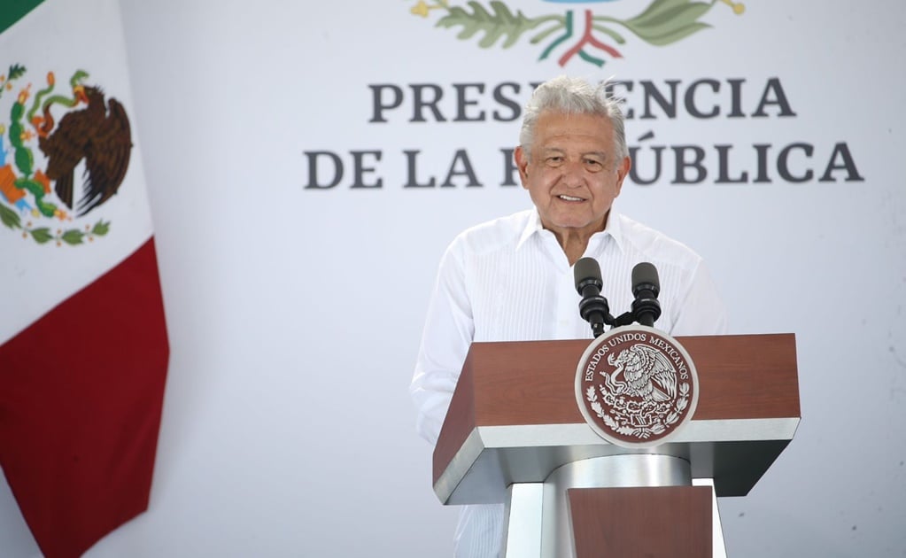 AMLO homenajea a Carlos Slim en Dos Bocas: "Es el empresario más austero e institucional de México", afirma