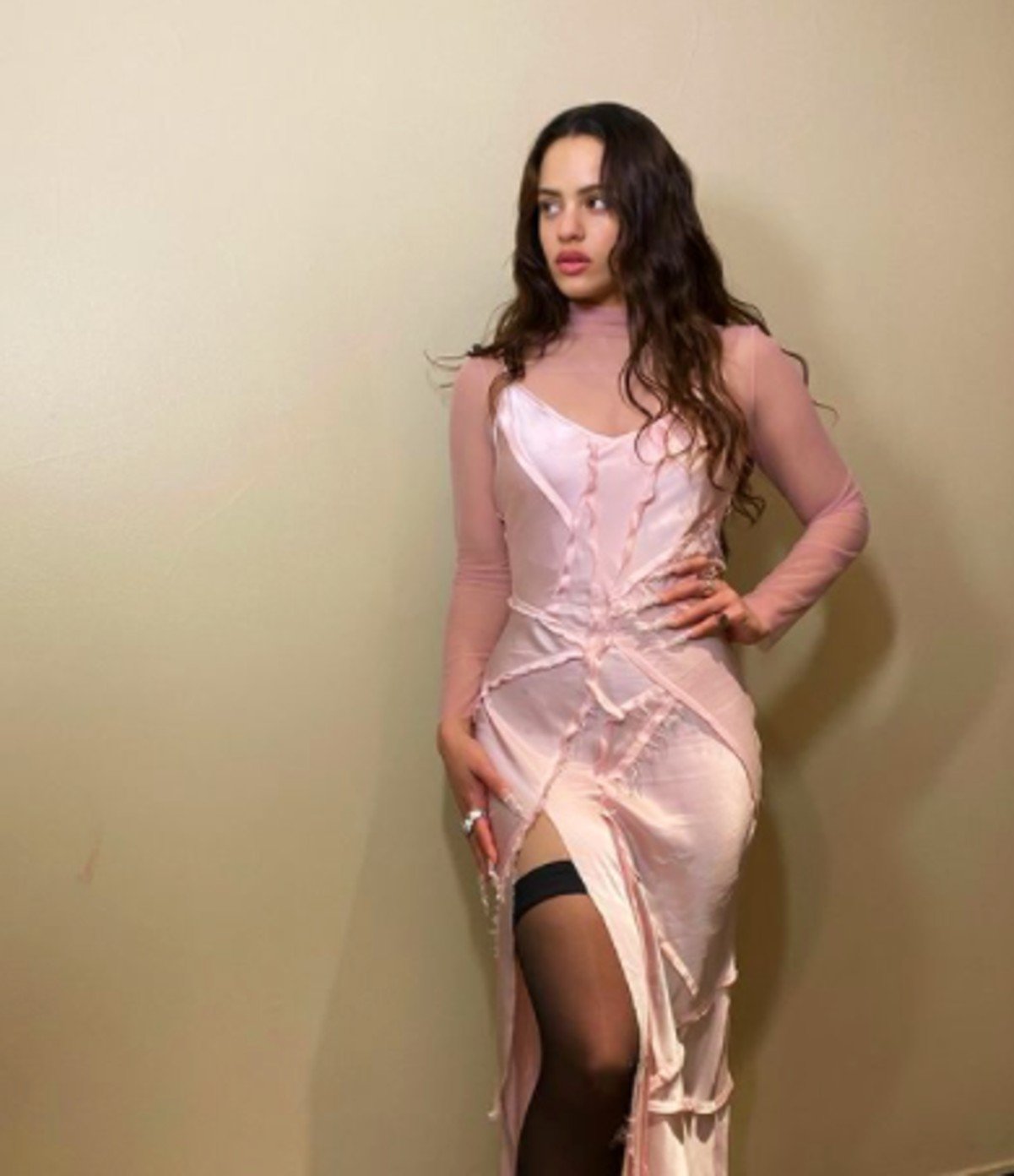 ¡Con altura! Rosalía enciende Instagram en el vestido más sexy de la semana