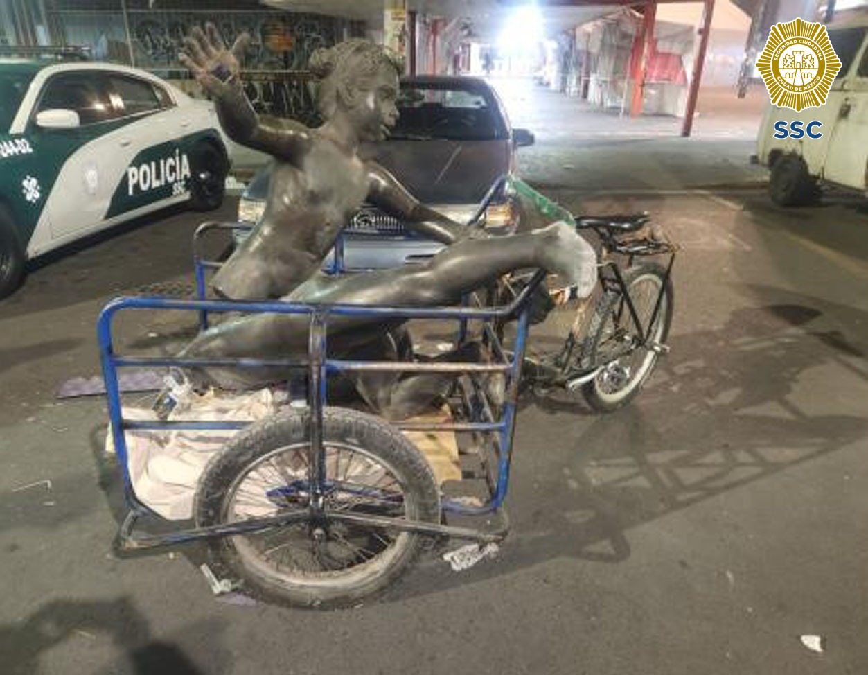 Detienen en Tlatelolco a hombre con dos estatuas en un triciclo